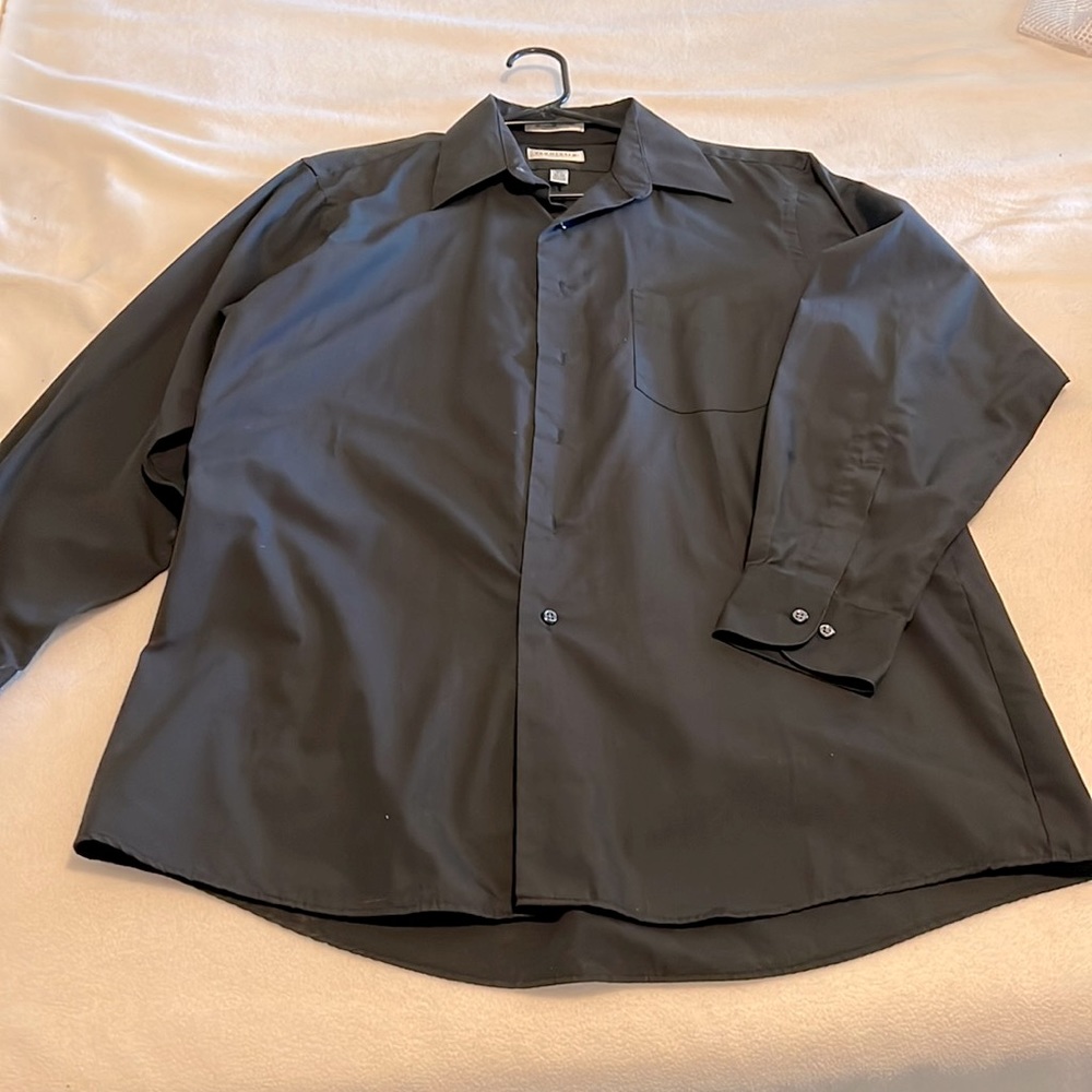 Van Heusen Button Up Shirt Black size medium